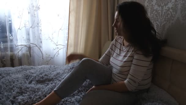Przygnębiony Kobieta w łóżku. płacze na kanapie. ostra Góra - Materiał filmowy, wideo