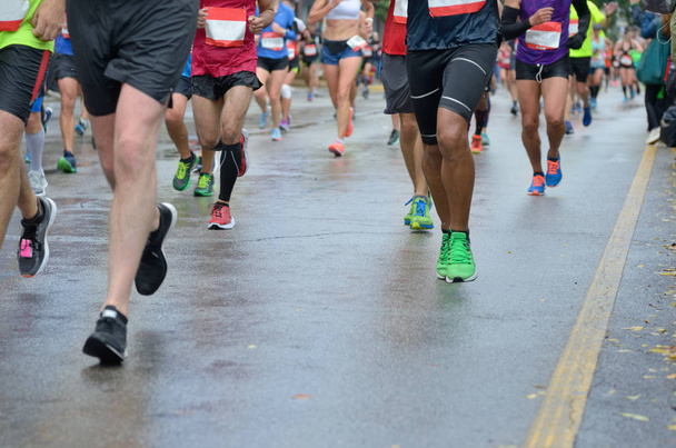 Гонка марафона, многие бегуны ноги на дорожные гонки, спортивные соревнования, фитнес и здоровый образ жизни концепции - Фото, изображение
