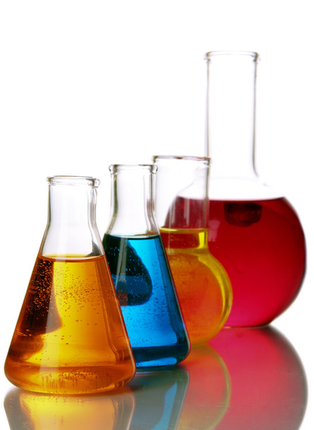 reageerbuisjes met kleurrijke vloeistoffen geïsoleerd op wit - Foto, afbeelding