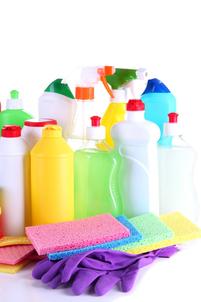 Diferentes tipos de produtos de limpeza de casas e esponjas coloridas, luvas isoladas em branco
 - Foto, Imagem