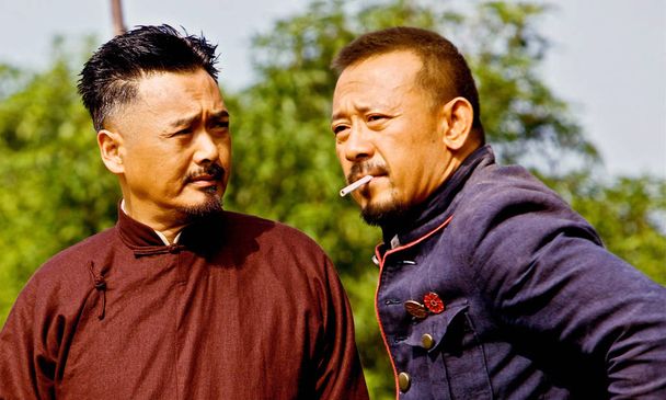 Movie still of the film Let the Bullets Fly taken on December 23, 2010 shows Chinese actor Jiang Wen (right) smoking next to Hong Kong actor Chow Yun-fat - Foto, Imagem
