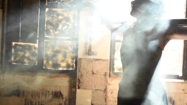 Kobieta z przodu pozowanie starych okien podświetlany nagie modelki - Materiał filmowy, wideo