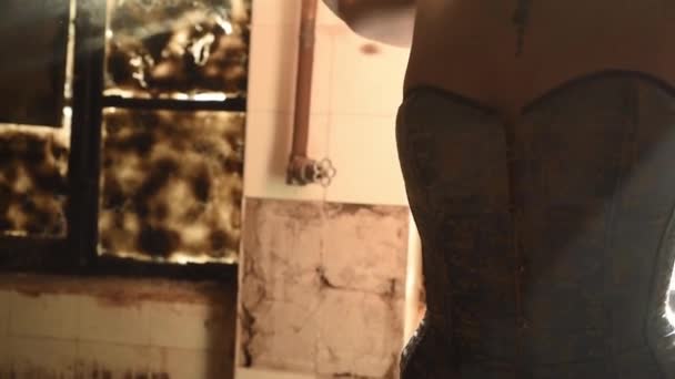 γυναίκα που ποζάρει στο μέτωπο των παλαιών με οπίσθιο φωτισμό παράθυρο γυναικείο γυμνό μοντέλο - Πλάνα, βίντεο