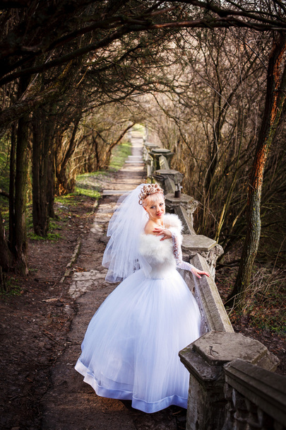 pięknej narzeczonej z elegancki biały ślub sukienka z ręki na głowie - Zdjęcie, obraz