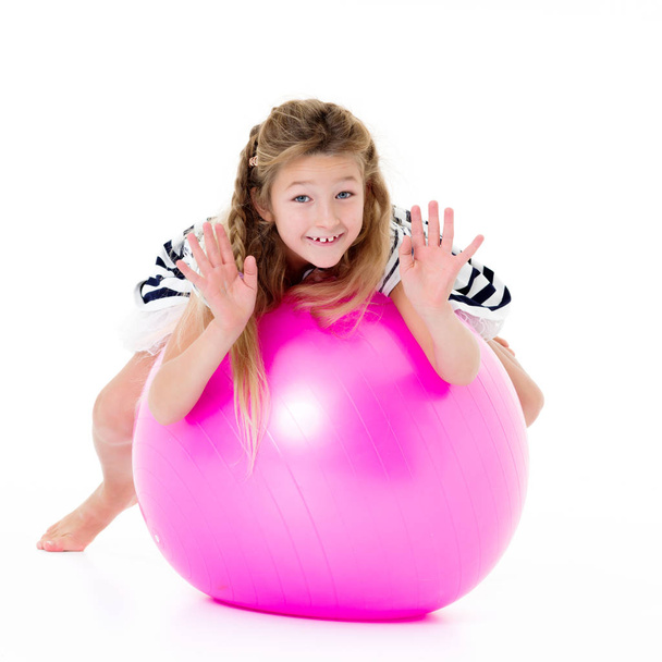 Little girl is playing with a ball - Fotoğraf, Görsel