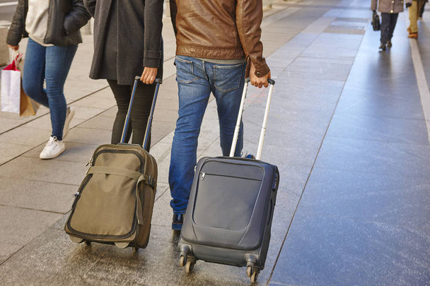 Молодая пара с багажом на улице. Путешествия и туризм
 - Фото, изображение