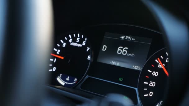 gros plan du compteur de vitesse dans la voiture moderne, ralenti
 - Séquence, vidéo