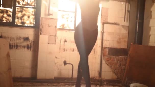 nő pózol előtt a régi ablak hátország Női akt modell - Felvétel, videó