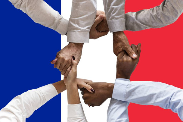 フランスの国旗、多文化の若者のグループの統合. - 写真・画像