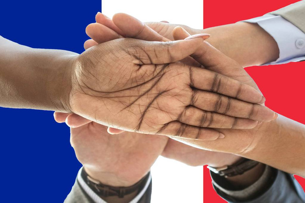 Ranskan lippu, monikulttuurinen nuorisoryhmä. - Valokuva, kuva