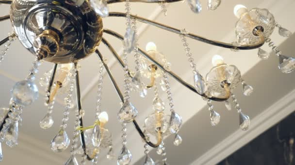 elegante kroonluchter aan het plafond in een luxe restaurant - Video