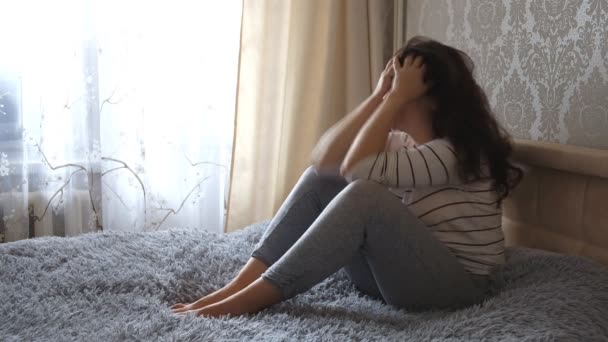 Depressieve vrouw in bed. meisje huilen op de Bank. acute mountain - Video