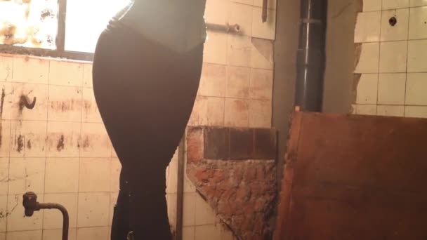 mujer posando delante de la vieja ventana retroiluminada modelo desnudo femenino
 - Metraje, vídeo