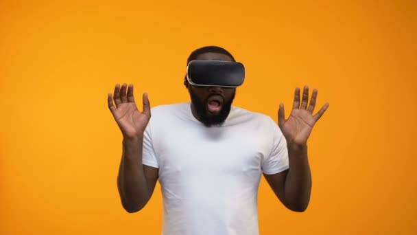 Shocked Afro-American man amazed of virtual reality simulation, modern gadget - Πλάνα, βίντεο