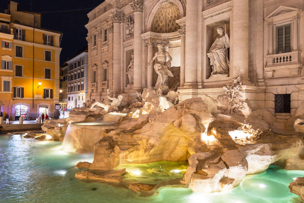 Красивая архитектура фонтана Треви в Риме ночью, Италия
 - Фото, изображение