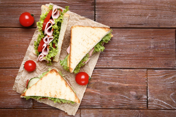 Kahverengi ahşap masa üzerinde sebze ile lezzetli sandviçler - Fotoğraf, Görsel