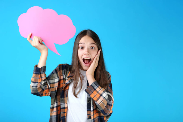 Young girl with speech bubble on blue background - Foto, Imagem