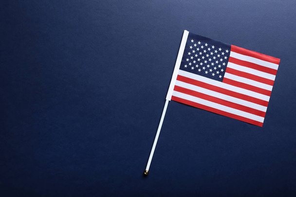 Amerykańska flaga na niebieskim tle - Zdjęcie, obraz
