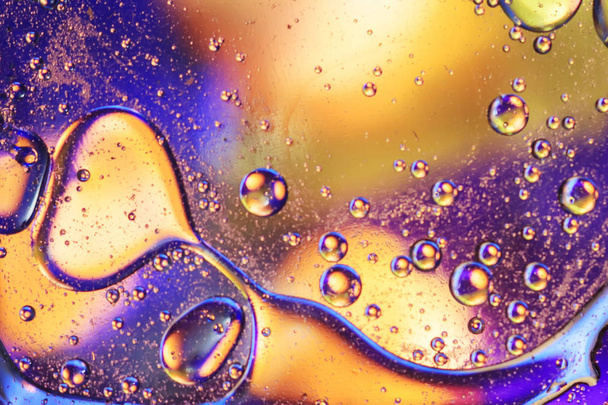 Абстрактна барвиста олія на водному фоні
 - Фото, зображення