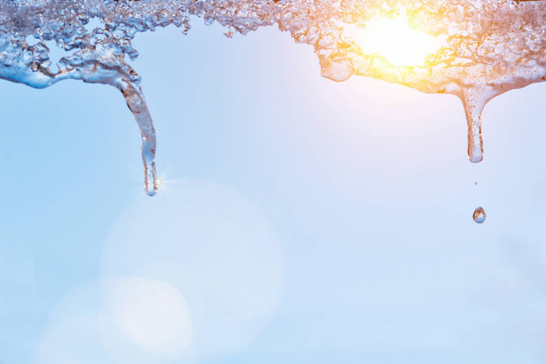 icicles branco espumante com gotas de água gelo pendurado
 - Foto, Imagem
