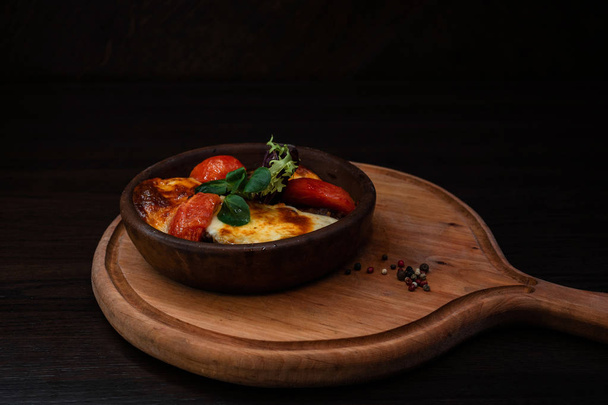 Zelfgemaakte traditionele Georgische schotel in een pot met gebakken groenten. Lekker eten. Schotel van oosterse gerechten. - Foto, afbeelding