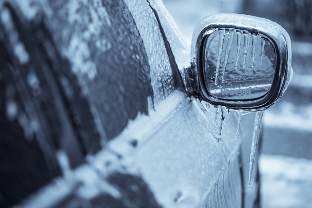 Крупный план замороженного зеркала автомобиля после морозного дождя
. - Фото, изображение