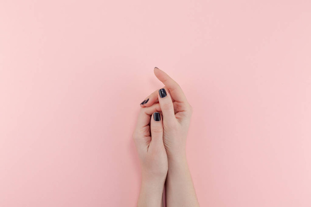 Stylové módní samice černá manikúra. Krásná mladá žena ruce na tisícileté pastelové růžové pozadí. Krása a wellness koncept. Šablona pro ženský blog sociální média - Fotografie, Obrázek