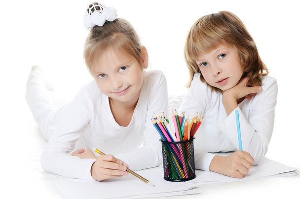 Due ragazze disegnano matite di colore isolate sul bianco
 - Foto, immagini