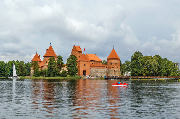 Trakai ada kale Trakai, Litvanya, göl Galve bir adada yer alan bir ada kalesidir. - Fotoğraf, Görsel
