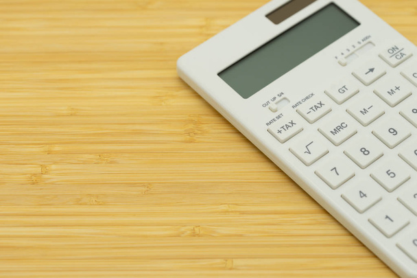 Tastatur Taste Steuern für die Steuerberechnung. leicht zu berechnen. auf weißem Rechner auf weißem Hintergrund mit als Hintergrund Business-Konzept und Bildungskonzept mit Leerzeichen für Ihren Text oder Design. - Foto, Bild