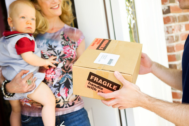 Delivery: Man Delivers Fragile Package - Foto, immagini