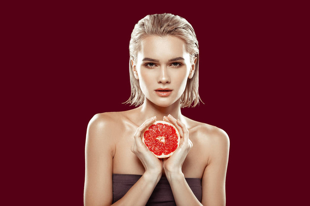 Beautiful photo model working while posing with grapefruit - Fotografie, Obrázek