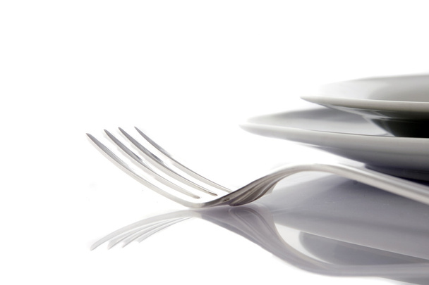 вилка и нож на тарелке - Фото, изображение