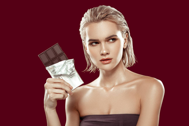 Model having strong face while posing with chocolate - Foto, immagini