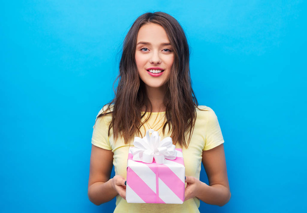 young woman or teenage girl with birthday gift - Foto, Imagem