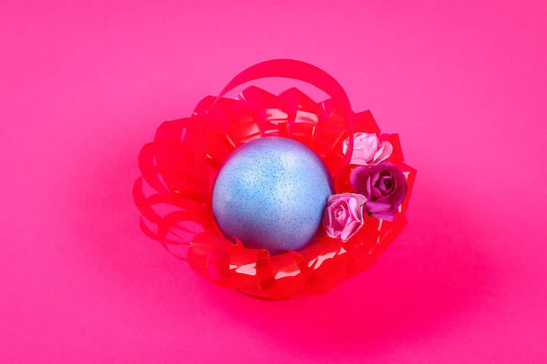 Diy Easter egg basket made of red plastic cup decorated with artificial flowers pink background. Gift idea, decor Spring, Easter. Process kid childrens Easter craft. recycling - Photo, Image