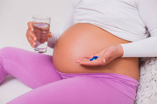 Pregnant woman is having cold. She has to take the pills.  - Foto, Imagem
