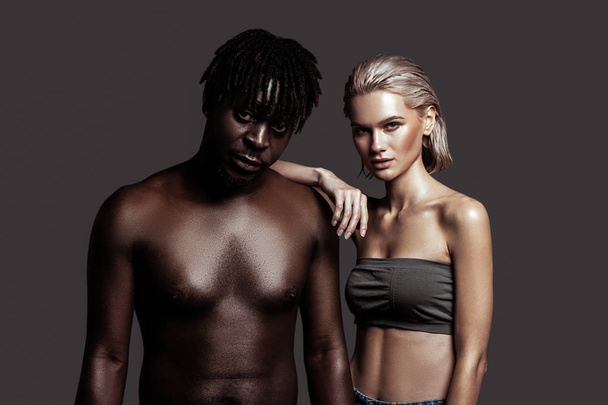 Modello afro-americano in piedi vicino al suo collega attraente
 - Foto, immagini