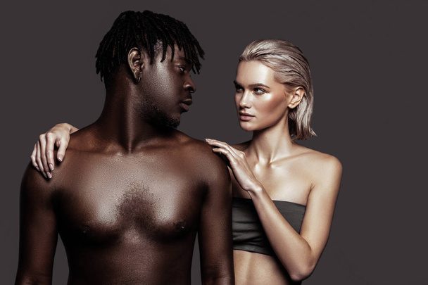 Modelo afroamericano con rastas mirando a su colega
 - Foto, Imagen