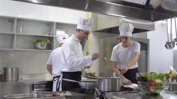 Kuchaři vaření chef pokusech z polévky - Záběry, video