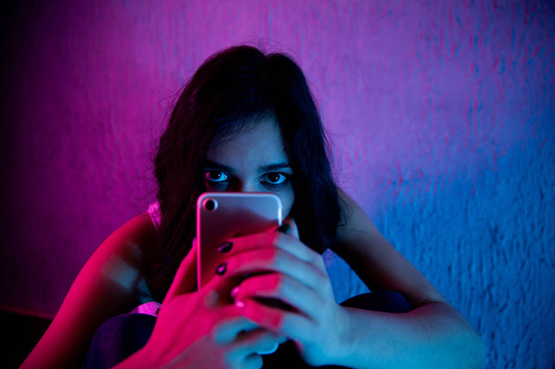 smutny i przestraszony nastolatek kobiece z komputer laptop ofiarami cyberprzemocy i prześladowanie online nadużywane przez stalker lub plotek uczucie zdesperowany i upokorzony w szykanowania - Zdjęcie, obraz
