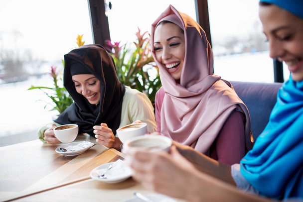 Müslümanlar bir kahve dükkanında eğleniyor musun - Fotoğraf, Görsel