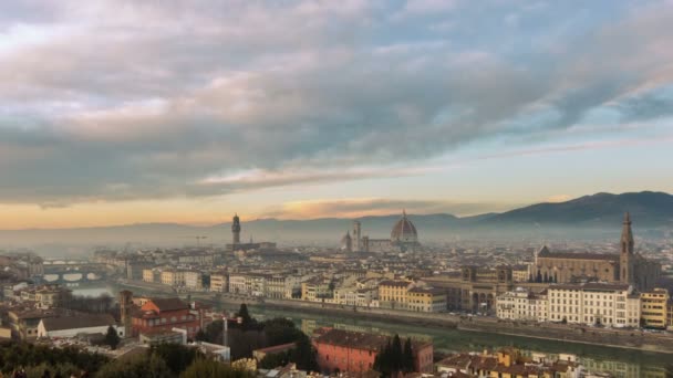 A légi felvétel, Firenze, Olaszország, naplementekor. Székesegyház Santa Maria, öreg-híd és a hegyek a háttérben - Felvétel, videó