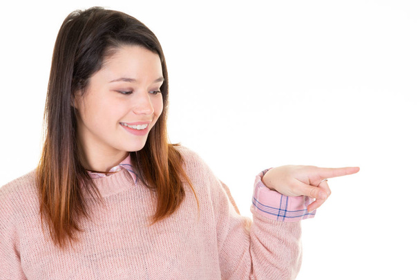 heureux femme pointant côté avec un doigt de la main
 - Photo, image