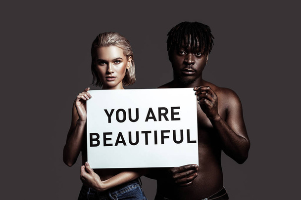 Modele z różnych skóry kolor angażują ludzi kochać siebie - Zdjęcie, obraz