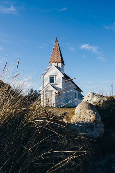 Mooi en simpel wit houten tradotional kerk in Noorwegen. - Foto, afbeelding