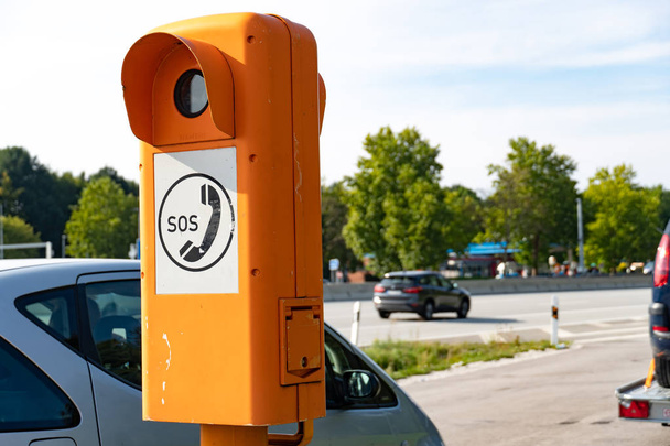 Graz, Austria - 6 września 2018: Pole telefon alarmowy Sos wzdłuż autostrady, autostrady - Zdjęcie, obraz