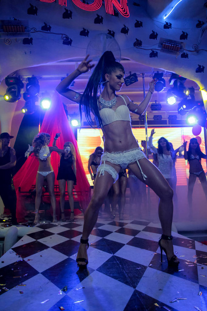 Oděsa, Ukrajina, 7 září 2013: Go go tanečnice. Taneční show v nočním klubu Ibiza s barevnými světly. Výkon zobrazení během noční party. - Fotografie, Obrázek