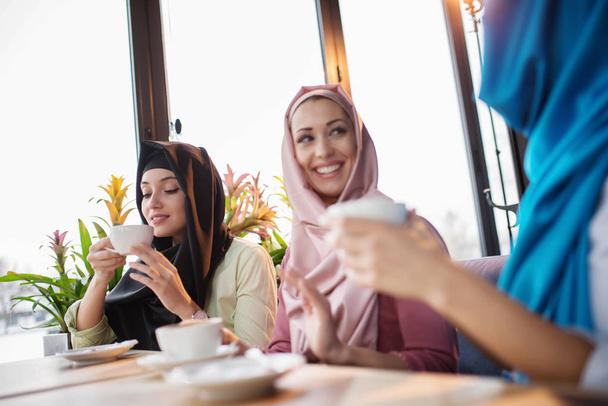 Les musulmans s'amusent dans un café
 - Photo, image