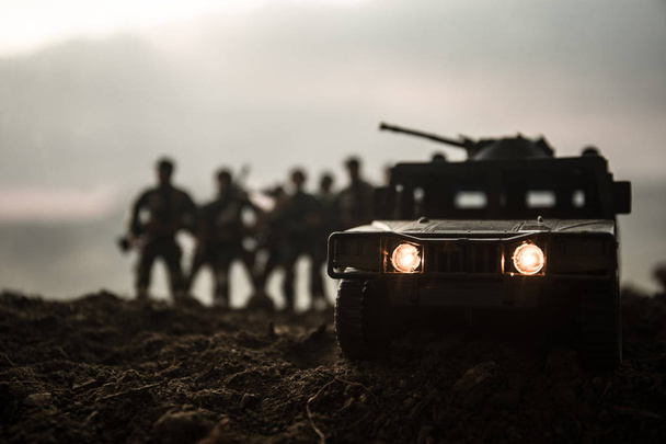 夕日を背景に軍事パトロール車。軍隊戦争の概念。兵士を攻撃する準備ができてがある装甲車のシルエット。アートワークの装飾。選択と集中 - 写真・画像